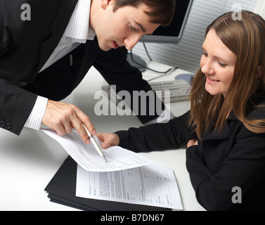 Due business contemporaneo persone per discutere di un documento Foto Stock