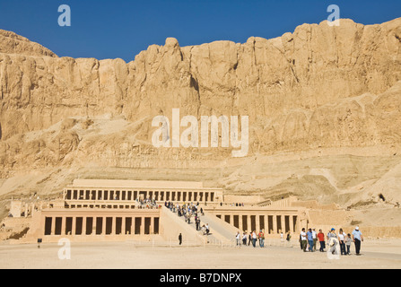 Molti turisti visitano il restaurato il tempio di Hatshepsut sulla riva occidentale di Luxor Egitto Medio Oriente Foto Stock