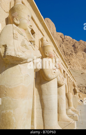 Restaurata Osirid statue del faraone femmina nel tempio di Hatshepsut west bank di Luxor Egitto Medio Oriente Foto Stock