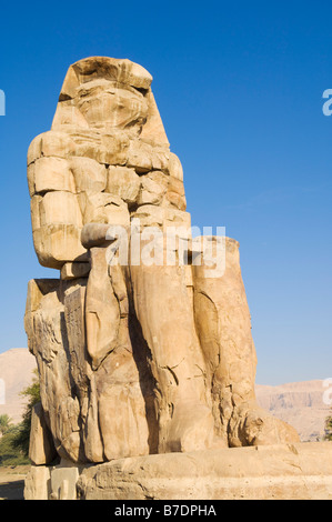 Una delle due statue gigantesche note come i Colossi di Memnon west bank di Luxor Egitto Medio Oriente Foto Stock