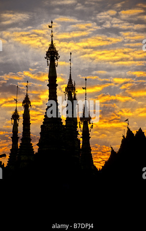 Silhouette di santuari a la Pagoda Schwedagon Rangon MYANMAR Birmania Foto Stock