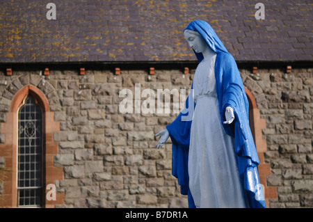 La statua della Vergine Maria al di fuori la cappella cattolica in Glenarm, County Antrim, Irlanda del Nord Foto Stock