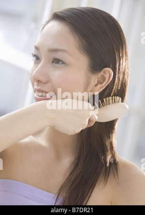 Donna capelli di spazzolatura Foto Stock