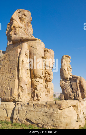 Due statue gigantesche note come i Colossi di Memnon west bank di Luxor Egitto Medio Oriente Foto Stock