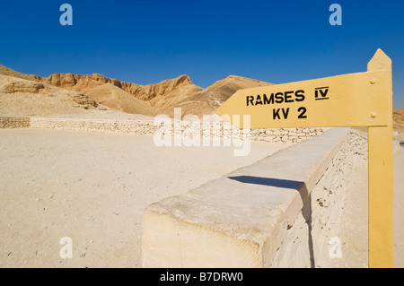 Ingresso alla tomba del faraone Ramses IV Valle dei Re west bank di Luxor Egitto Medio Oriente Foto Stock