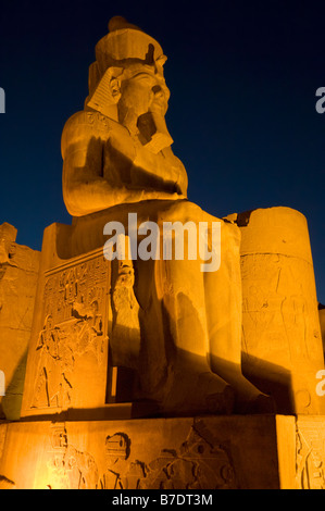 I riflettori statua ricoperta con geroglifici all interno del Tempio di Luxor al tramonto Luxor Egitto Medio Oriente Foto Stock