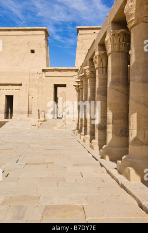 Tempio di Iside a Philae che fu ricostruita sull isola di Agilika dopo la costruzione della diga di Assuan Aswan Egitto Medio Oriente Foto Stock