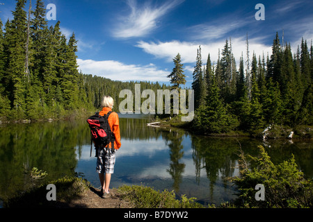 BRITISH COLUMBIA - escursionista presso il lago di Arnica in Strathcona Provincial Park sull'Isola di Vancouver. Foto Stock