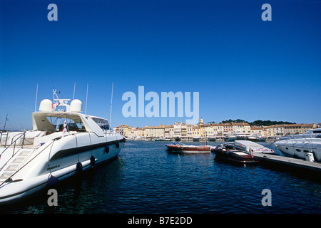 Yacht ormeggiati nel prestigioso villaggio di Saint Tropez Foto Stock