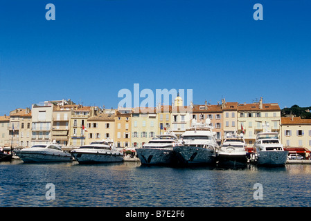 Yacht ormeggiati nel prestigioso villaggio di Saint Tropez Foto Stock