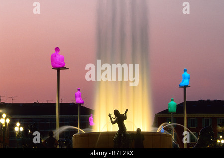 Piazza Massena e la fontana di notte con il colorato illuminato scultura dell'artista spagnolo Jaume Piensa Foto Stock