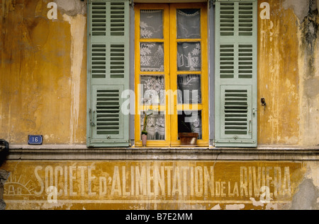 Il vecchio negozio di Provenza edificio nel villaggio di Valbonne Foto Stock