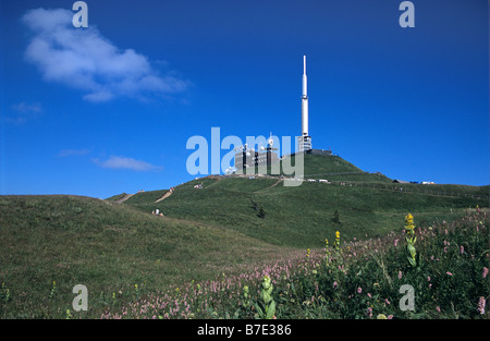 Il Puy de Dôme Peak & vulcano estinto, con osservatorio e Telecommunications Tower, nr. Clermond-Ferrand, Auvergne, Francia Foto Stock