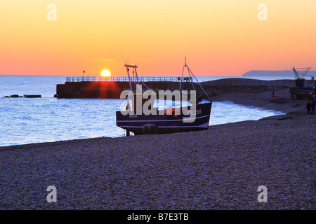 Barca da pesca di sera sulla spiaggia di Hastings Inghilterra Foto Stock