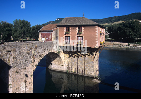 Antico mulino ad acqua o mulino ad acqua (C15TH) e Bridge House sul fiume Tarn, Millau, Aveyron Département, Francia Foto Stock