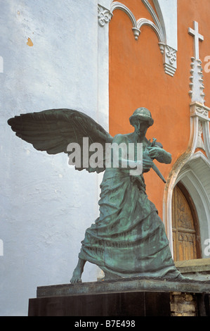 Statua di angelo a pre WW2 Polacco tomba di Jozef Montwill a Rasu o Rossa cimitero in Vilnius Lituania Foto Stock