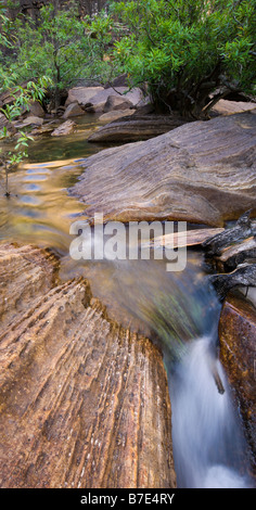 Acqua che scorre delicatamente sulle rocce da Jim Jim rientra nel Parco Nazionale Kakadu Foto Stock