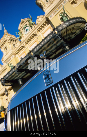 Rolls Royce parcheggiata di fronte al casinò di Montecarlo Foto Stock