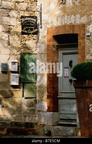 Vecchia casa nel villaggio di Valbonne Foto Stock