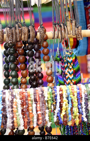 Bracciali in vendita presso bancarella di strada, Tulum, Messico Foto Stock