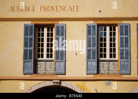 Vecchio edificio nel villaggio di Valbonne Foto Stock