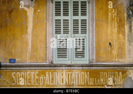 Old abandonned shop in Francia del sud villaggio Foto Stock