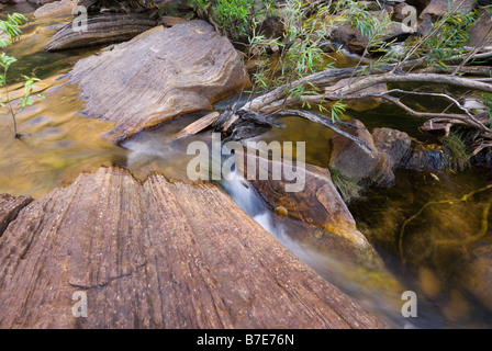 Acqua che scorre delicatamente sulle rocce da Jim Jim rientra nel Parco Nazionale Kakadu Foto Stock