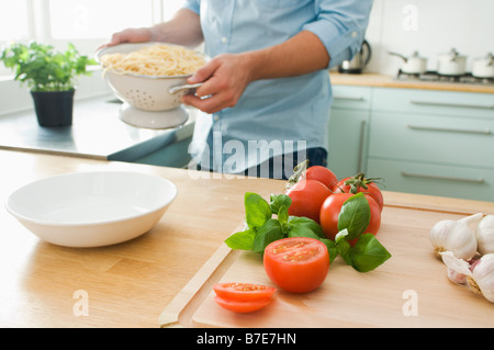 Uomo che fa il pasto Foto Stock