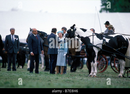 La Queen Elizabeth II presentando i premi con Show Sponsor Mohammed Al Fayed presso il Royal Windsor Horse Show Maggio 1989 Foto Stock