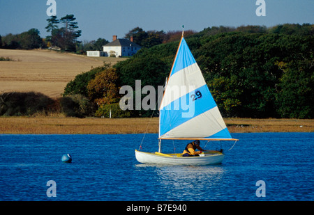 Costa estuario Yarmouth Striscia di acqua Shore Casa Vela unico dinghy Striped sail fiume YAR Isola di Wight in Inghilterra Foto Stock