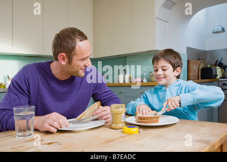 Padre e figlio di burro di arachidi panini Foto Stock