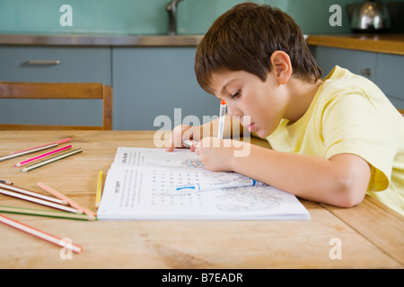 Un ragazzo la colorazione in Foto Stock