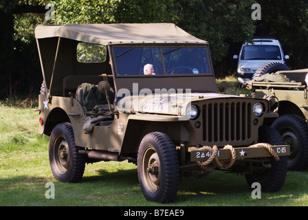 U . S . esercito jeep mimetizzata camouflage coperto villaggio biddenden spettacolare giornata fuori in Kent England Regno Unito Europa Foto Stock