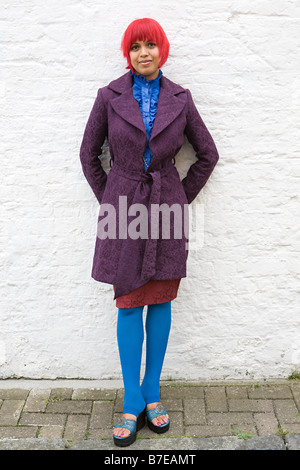 Giovane donna con il suo stile unico Foto Stock