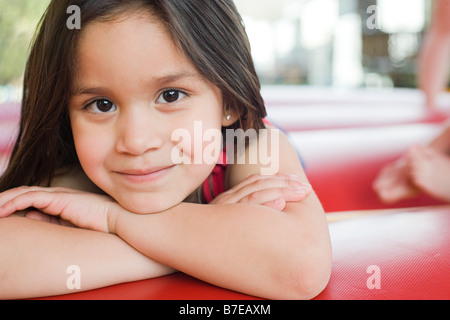 Ragazza di un castello gonfiabile Foto Stock