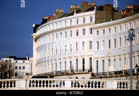 Tipici edifici in stile Regency in Adelaide Crescent Hove , Brighton , East Sussex , Inghilterra Regno Unito Foto Stock