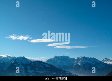 Vento favonio nuvole Altokumulus lenticularis swiss alpes cantone di Glarona Svizzera Foto Stock