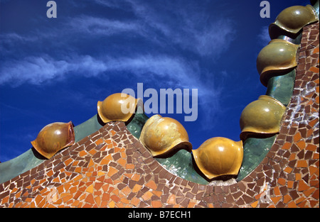 Tegole del tetto & cresta dell'Art Nouveau o Modernista Casa Batllo edificio (1904) di Antoni Gaudi, Barcellona, Spagna Foto Stock