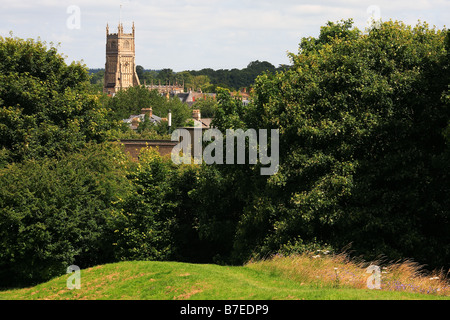 San Giovanni Battista in Cirencester visto dall'Anfiteatro Romano Cotswolds Inghilterra Foto Stock