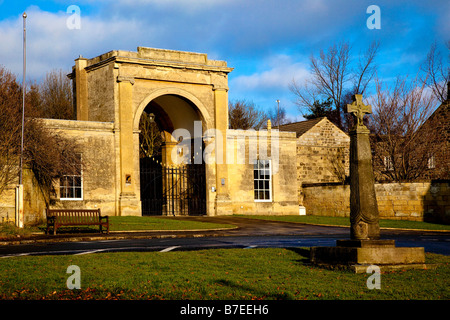 Rudding cancelli e Saxon Cross Follifoot Village vicino a Harrogate North Yorkshire Foto Stock