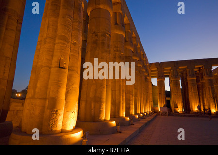 Colonne illuminati della corte di Amenhotep III all'interno del Tempio di Luxor al tramonto Luxor Egitto Medio Oriente Foto Stock