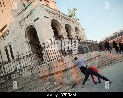 Guide di scorrimento tratto a Basilique du Sacré-Coeur situato a Parigi, in Francia in occasione del vertice di Butte Montmartre. Foto Stock