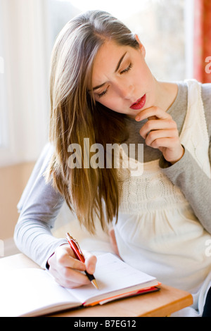 Ragazza iscritto nel diario Foto Stock