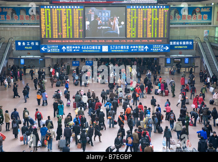La Folla di viaggiatori che rendono il loro modo a casa per il Capodanno cinese Gennaio 2009 a dalla Stazione Ferroviaria di Pechino Ovest 2009 Foto Stock