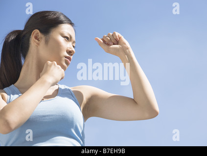 Donna facendo esercizio di inscatolamento Foto Stock