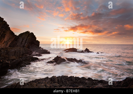 Sunrise guardando le onde da Polperro Cornwall Inghilterra REGNO UNITO Foto Stock