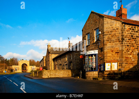 Strada principale Follifoot Village vicino a Harrogate North Yorkshire Foto Stock