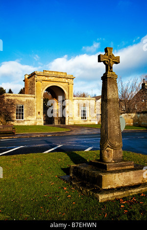 Rudding cancelli e Saxon Cross Follifoot Village vicino a Harrogate North Yorkshire Foto Stock