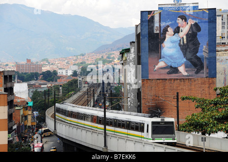 Una vista panoramica della città di Medellin, Colombia e il treno della metropolitana che opera nella città. Foto Stock
