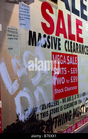 Oxford Street, Londra. I negozi offrono sconti pesante per incoraggiare le persone a comprare le loro merci a causa della grave recessione nel 2009 Foto Stock